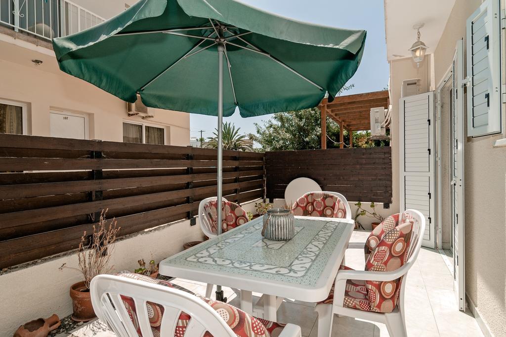 Sue'S Apartment Paphos Esterno foto