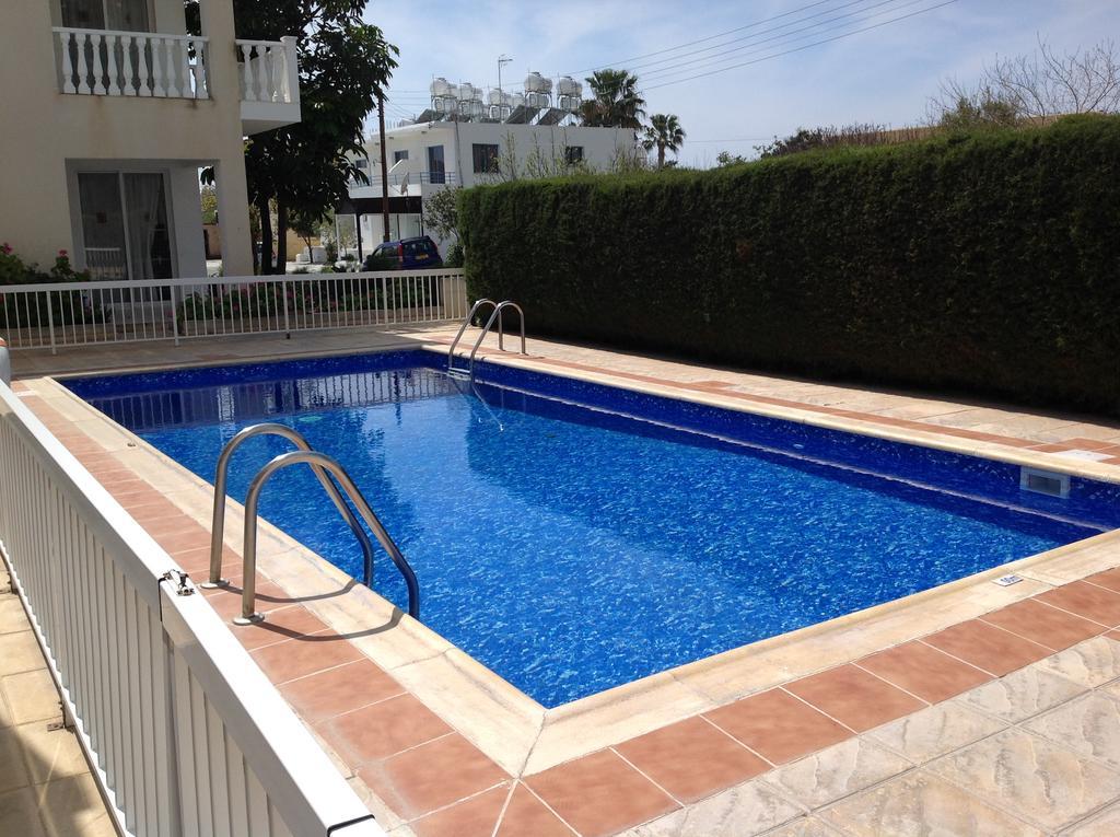 Sue'S Apartment Paphos Esterno foto
