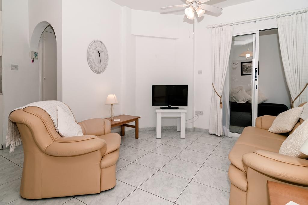 Sue'S Apartment Paphos Esterno foto