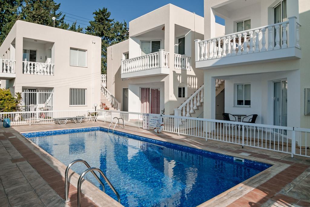 Sue'S Apartment Paphos Esterno foto